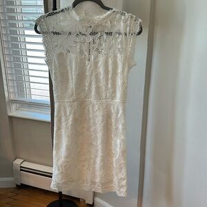 White lace dress with zipped back/ Size M